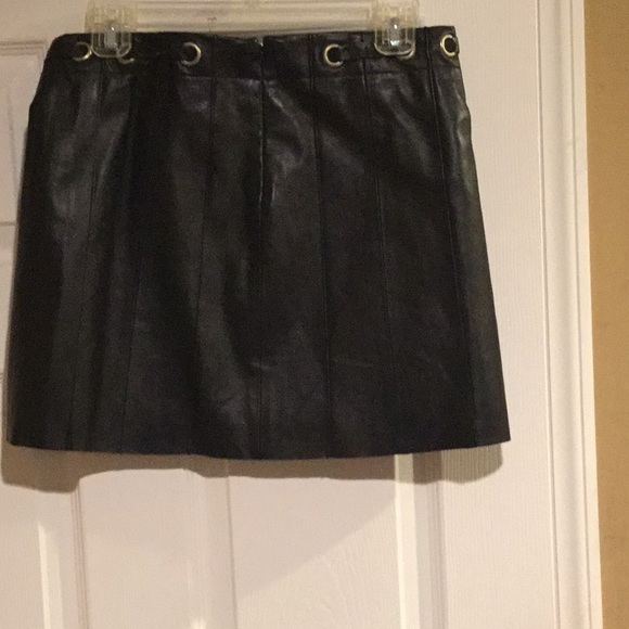 Black pleated leather mini skirt - Picture 2 of 4